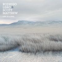 Matthew Scott And Rodrigo Leao - Life Is Long i gruppen VI TIPSAR / Julklappstips CD hos Bengans Skivbutik AB (2074063)