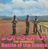 Pioneers - Long Shot / Battle Of The Giants: E i gruppen CD / Reggae hos Bengans Skivbutik AB (3307740)