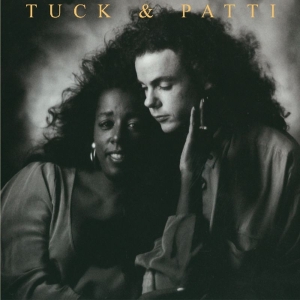 Tuck & Patti - Love Warriors i gruppen VI TIPSAR / Julklappstips CD hos Bengans Skivbutik AB (3931368)