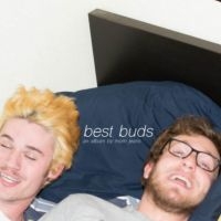 Mom Jeans. - Best Buds i gruppen CD / Pop-Rock hos Bengans Skivbutik AB (4163120)