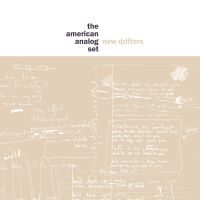 The American Analog Set - New Drifters i gruppen VI TIPSAR / Fredagsreleaser / Fredag Den 9:e Februari 2024 hos Bengans Skivbutik AB (5515635)