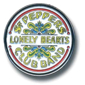 The Beatles - Sgt Pepper Drum Pin Badge i gruppen MERCHANDISE hos Bengans Skivbutik AB (5537428)