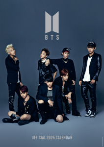 Bts - 2025 A3 Calendar i gruppen MERCHANDISE / Merch / K-Pop hos Bengans Skivbutik AB (5563835)