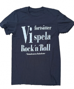 Nationalteatern - Vi Fortsätter Spela i gruppen MERCHANDISE / T-shirt / Kommande / Pop-Rock hos Bengans Skivbutik AB (5568727r)