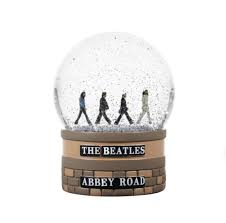 The Beatles - The Beatles (Abbey Road) Boxed Snow Globe (65Mm) i gruppen MERCHANDISE / Merch / Importnyheter / Pop-Rock hos Bengans Skivbutik AB (5570783)